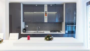 KĂŒhlschrank, Mikrowelle, Ofen, Herdplatte