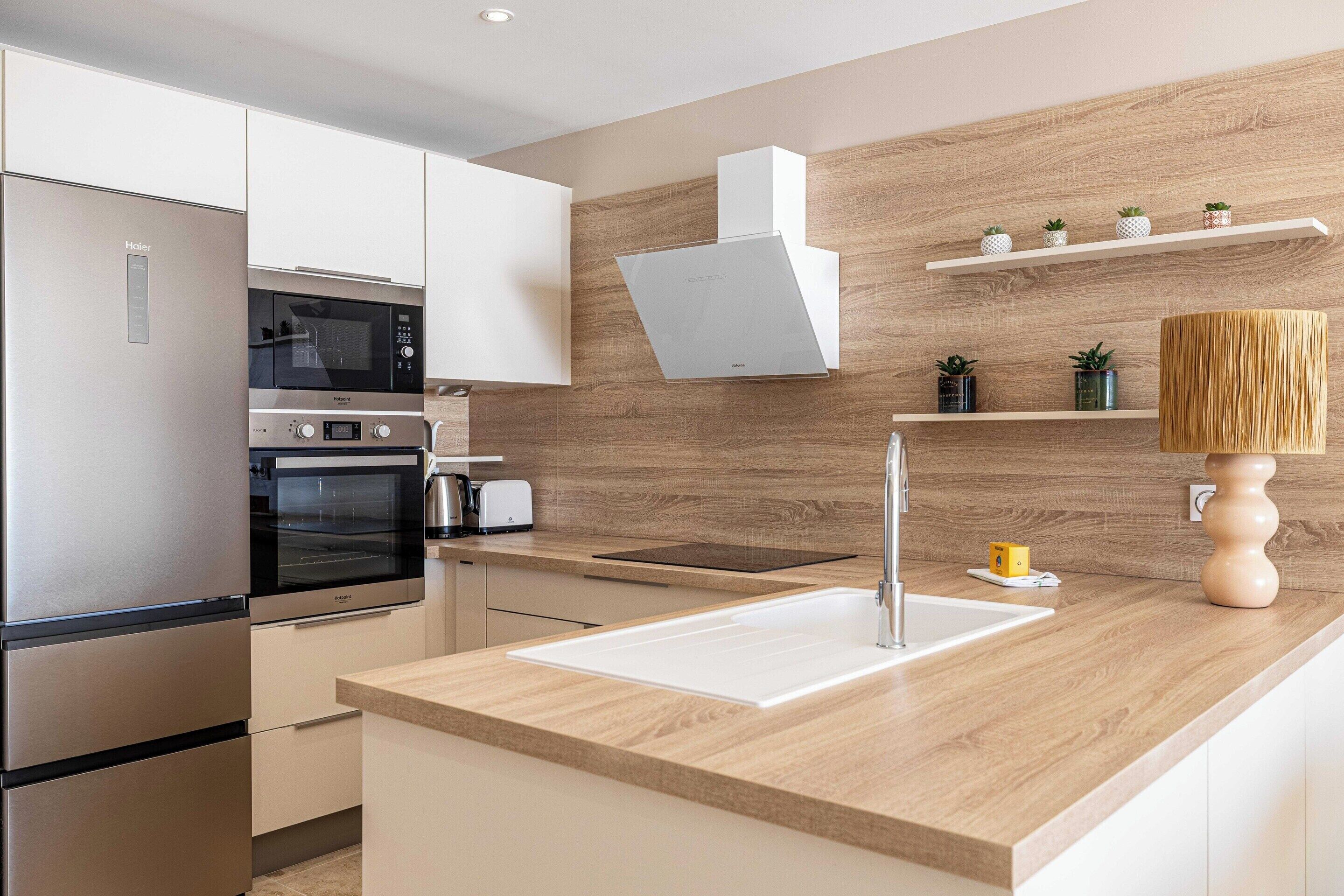 Huoneisto | Yksityinen keittiö | Jääkaappi, mikroaaltouuni, uuni, liesi