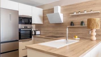 Apartamento | Cocina privada | Frigorífico, microondas, horno y placa de cocina