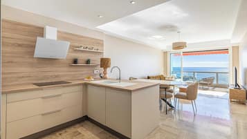 Apartamento | Cocina privada | Frigorífico, microondas, horno y placa de cocina