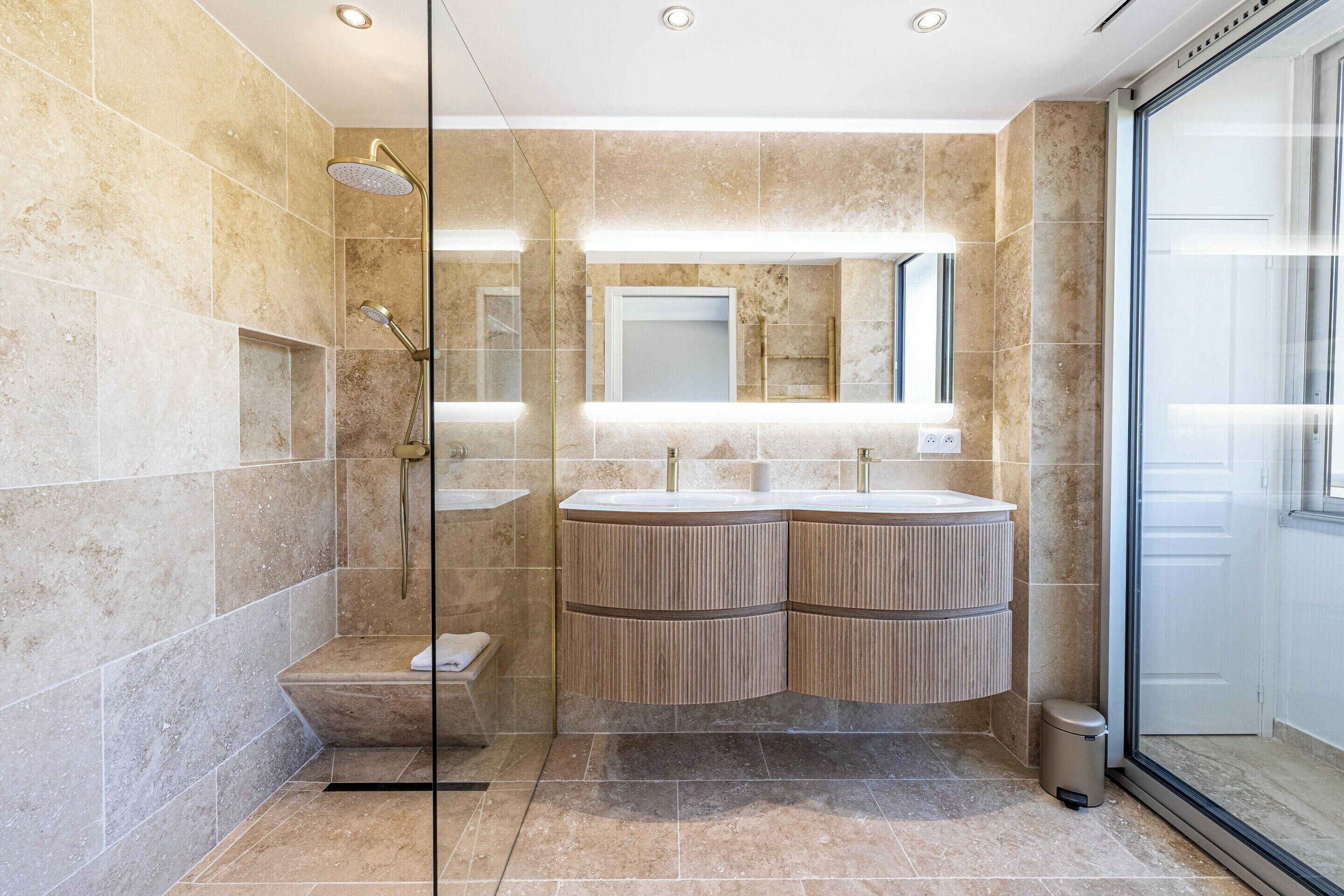 Apartment | Bathroom | Hair dryer, towels, shampoo, toilet paper