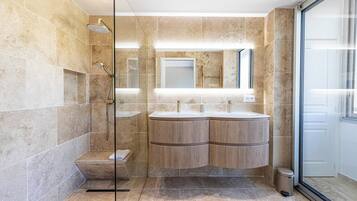 Apartment | Bathroom | Hair dryer, towels, shampoo, toilet paper