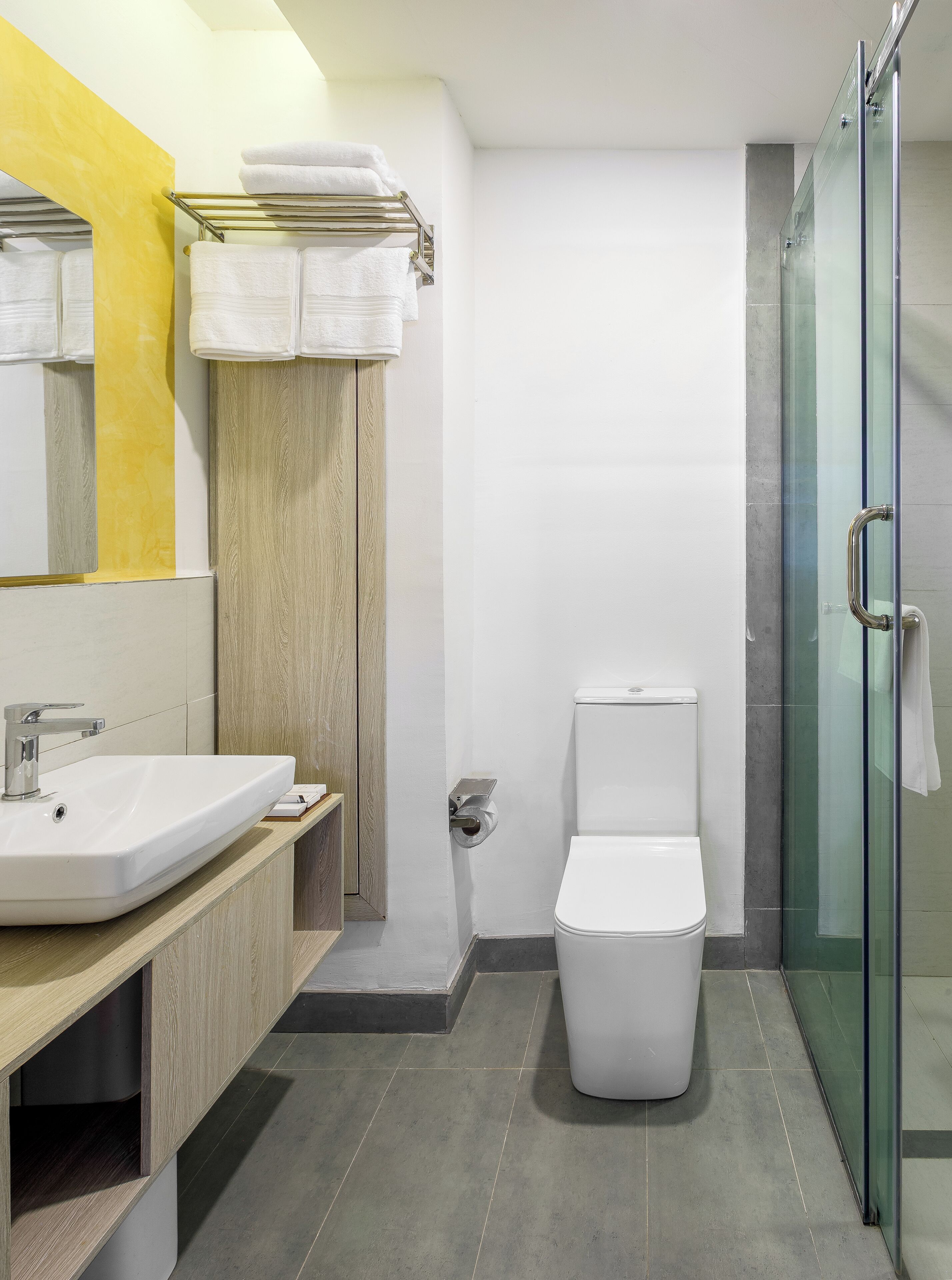 Apartament Deluxe, vistes al jardí | Bany | Sabatilles, tovalloles, sabó i xampú 