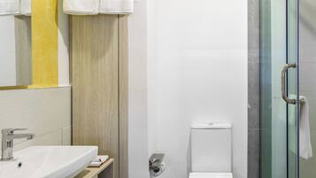 Deluxe Apartment, Garden View | Bathroom | Slippers, towels, soap, shampoo