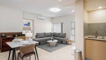 Deluxe Apartment, Garden View | Living area