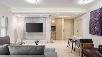 Deluxe Apartment, Garden View | Living area