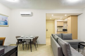 تناول الطعام داخل الغرفة