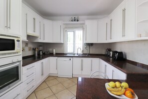 Fridge, microwave, oven, dishwasher - 1073 Villa Lormar (Maro)