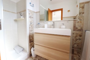 Shower, hair dryer, towels - 1073 Villa Lormar (Maro)