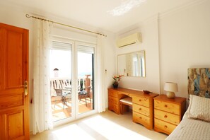 3 dormitoris, caixa forta a l'habitació i planxa i posts de planxar 