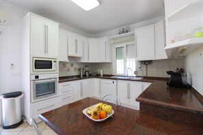 Fridge, microwave, oven, dishwasher - 1073 Villa Lormar (Maro)