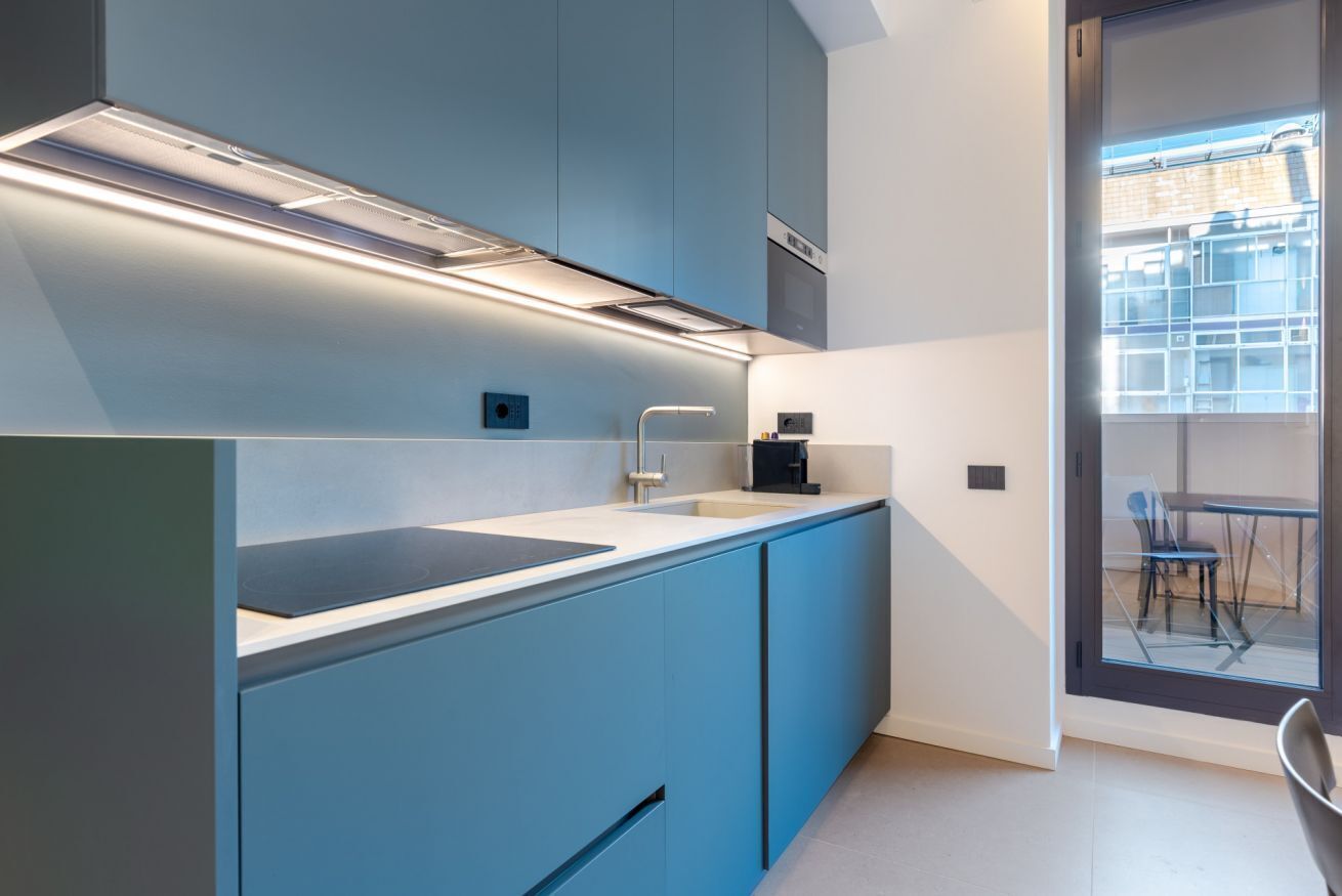 Kühlschrank, Mikrowelle, Herdplatte, Geschirrspüler