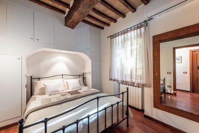 DIMORA DI VEGGIO Charming lodging near the station with free places under the house