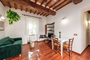 Smart TV, reproductor de DVD, libros y estéreo
