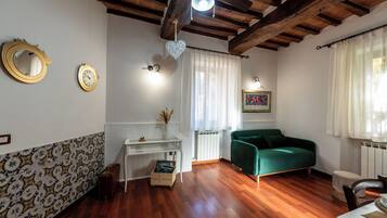 TV connectée, lecteur de DVD, livres, chaßne hi-fi