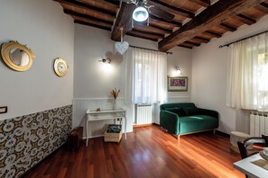 Smart TV, lettore DVD, libri, impianto stereo