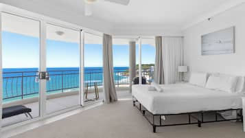 Apartamento superior, balcón, vistas al mar | Tabla de planchar con plancha, cunas (de pago), wifi gratis