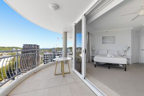 Departamento superior, balcón, vista al océano | Tabla de planchar con plancha, cunas, wifi gratis y ropa de cama