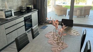 Una cocina moderna con microondas integrado, estufa y campana extractora.