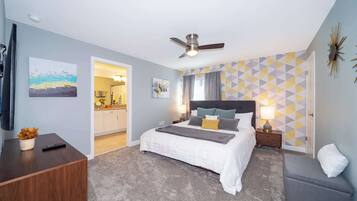 5 slaapkamers, een bureau, een strijkplank/strijkijzer, reisbedje