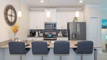 Een koelkast, een microgolfoven, een oven, een kookplaat