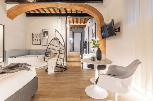 City Life - Downtown apartment with hot tub and private parking space