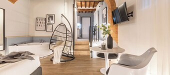 City Life - Downtown apartment with hot tub and private parking space