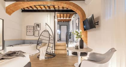 City Life - Downtown apartment with hot tub and private parking space