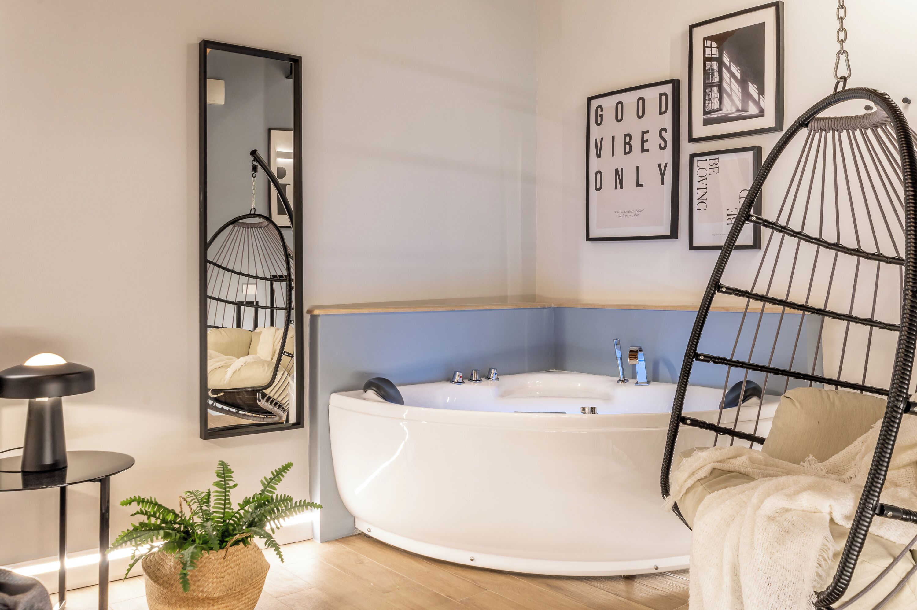 Doccia, vasca idromassaggio, asciugacapelli, bidet