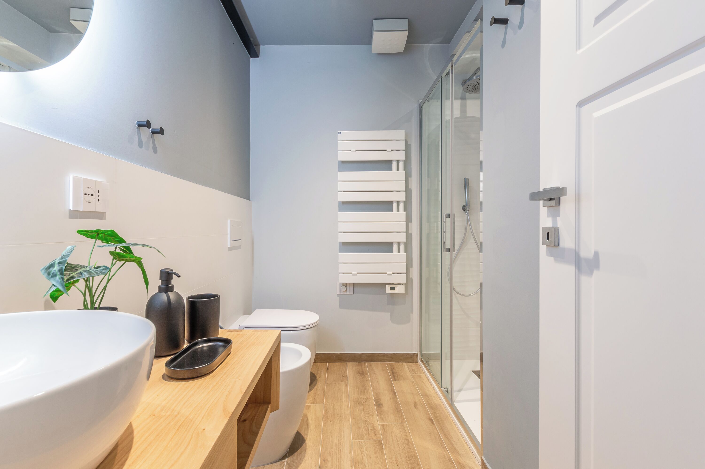 Douche, baignoire à jets, sèche-cheveux, bidet