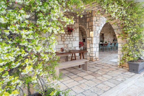 Outdoor dining - Villa Monsignore (Impalata)