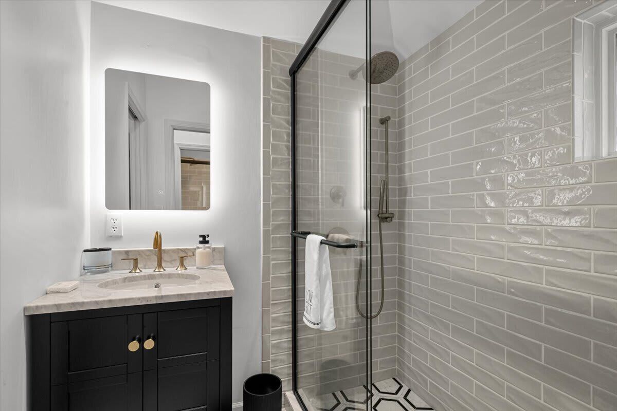 Shower, hair dryer, towels, shampoo