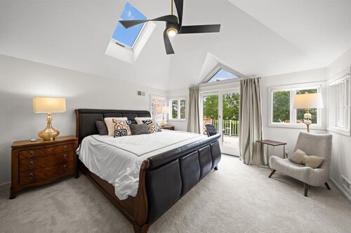 2BR Guesthouse Near Lakes with BBQ & Hot Tub