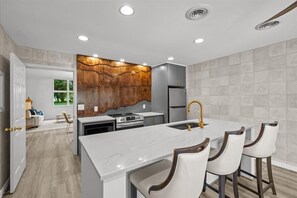 Refrigerador, microondas, horno, placa de cocina