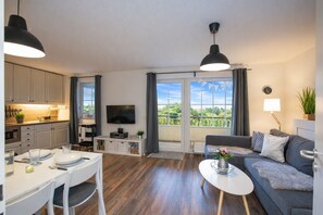 TV, books, stereo - fewo1846 - Erik (App. 660) / Studio apartment with balcony and sea view (Harrislee)