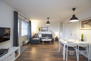 Fernseher, Bücher, Stereoanlage