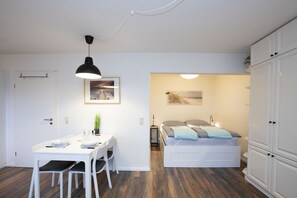 1 bedroom, iron/ironing board, travel cot, free WiFi - fewo1846 - Erik (App. 660) / Studio apartment with balcony and sea view (Harrislee)