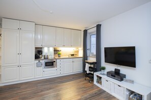 Fridge, microwave, stovetop, coffee/tea maker - fewo1846 - Erik (App. 660) / Studio apartment with balcony and sea view (Harrislee)
