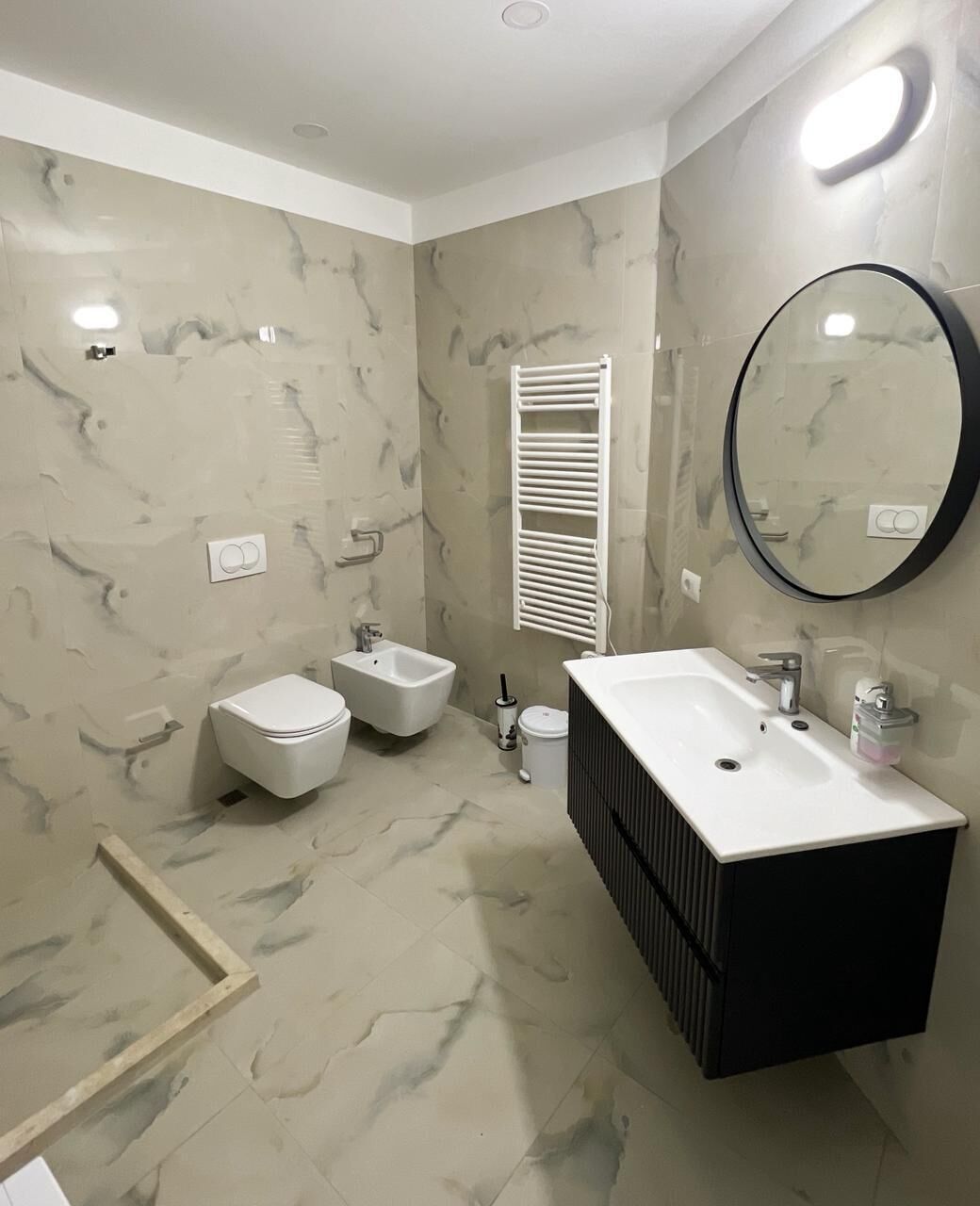 Ducha, secador de pelo, bidé y toallas