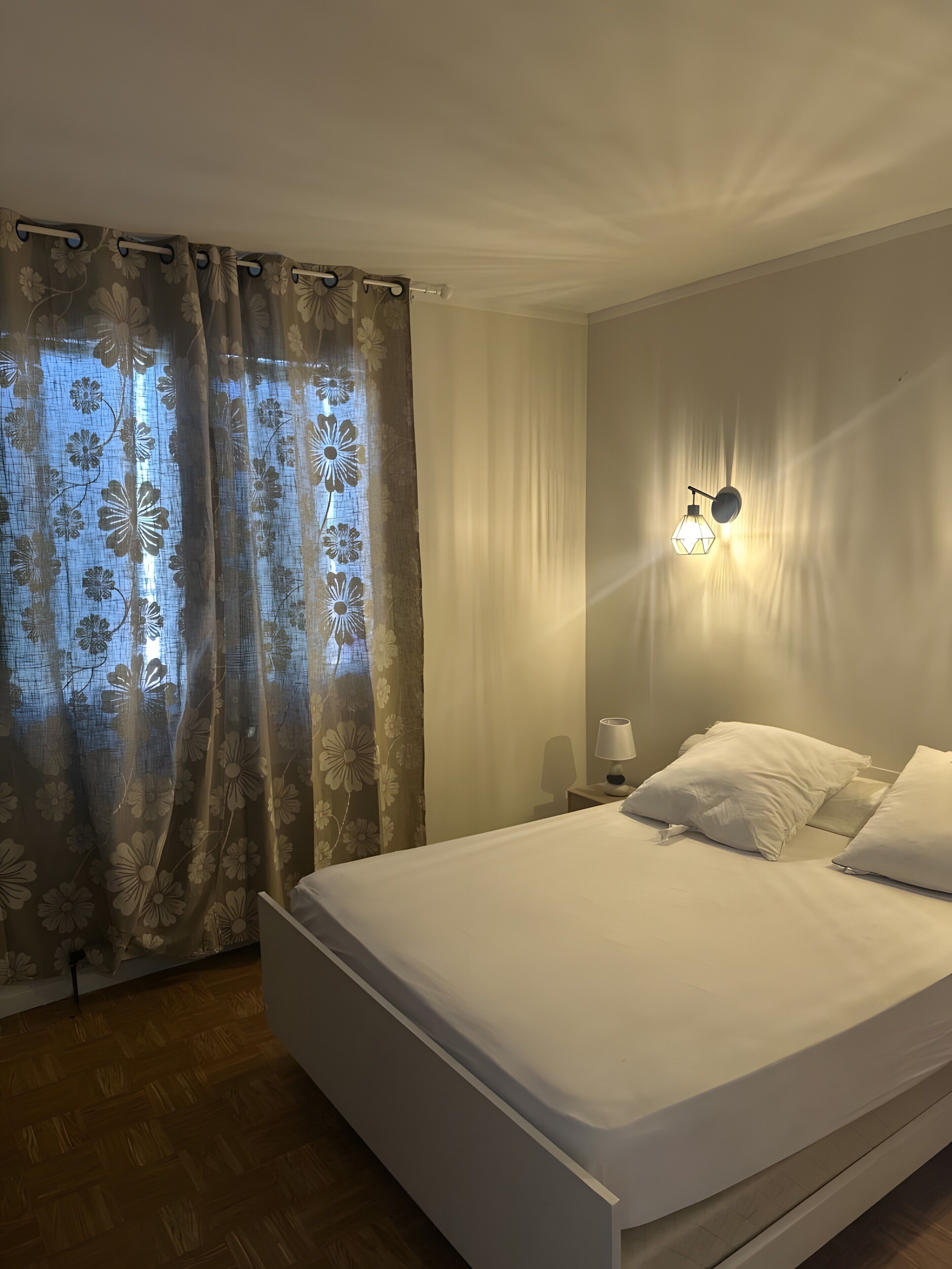 2 habitaciones, tabla de planchar con plancha y ropa de cama 