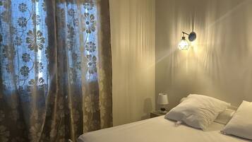 2 habitaciones, tabla de planchar con plancha y ropa de cama