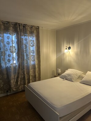 2 bedrooms, iron/ironing board, bed sheets