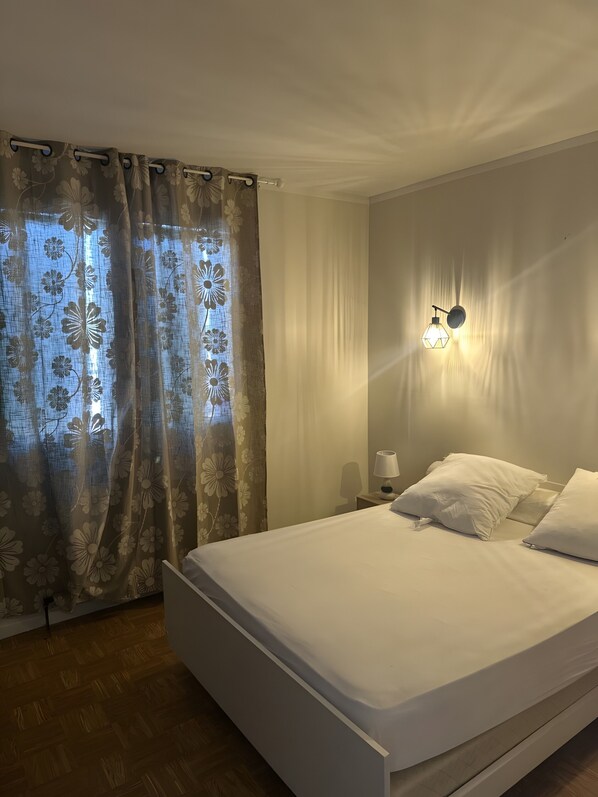 2 Schlafzimmer, Bügeleisen/Bügelbrett, Bettwäsche