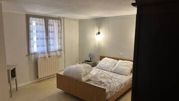 2 chambres, fer et planche à repasser, draps fournis