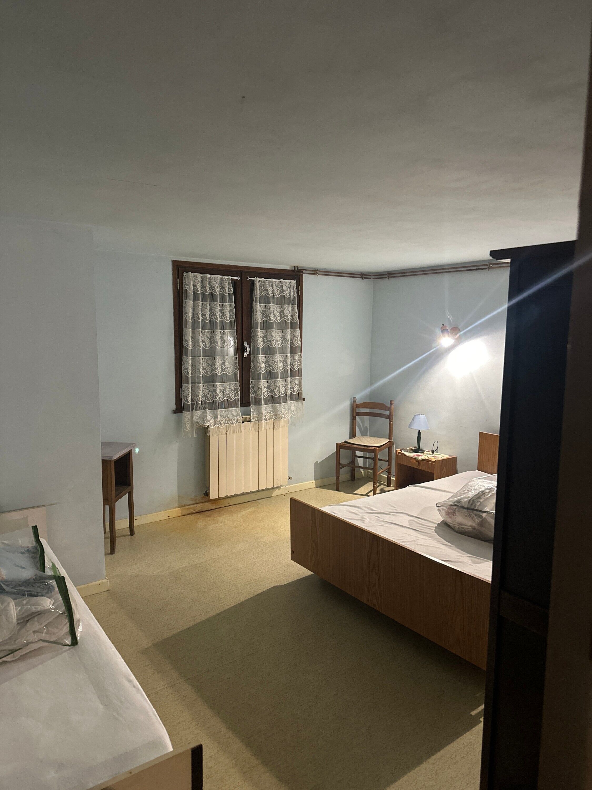 2 habitaciones, tabla de planchar con plancha y ropa de cama 