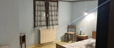 2 chambres, fer et planche à repasser, draps fournis