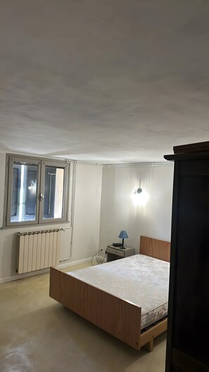 2 bedrooms, iron/ironing board, bed sheets