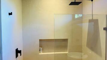 Departamento Confort, balcón, vista al jardín | Baño