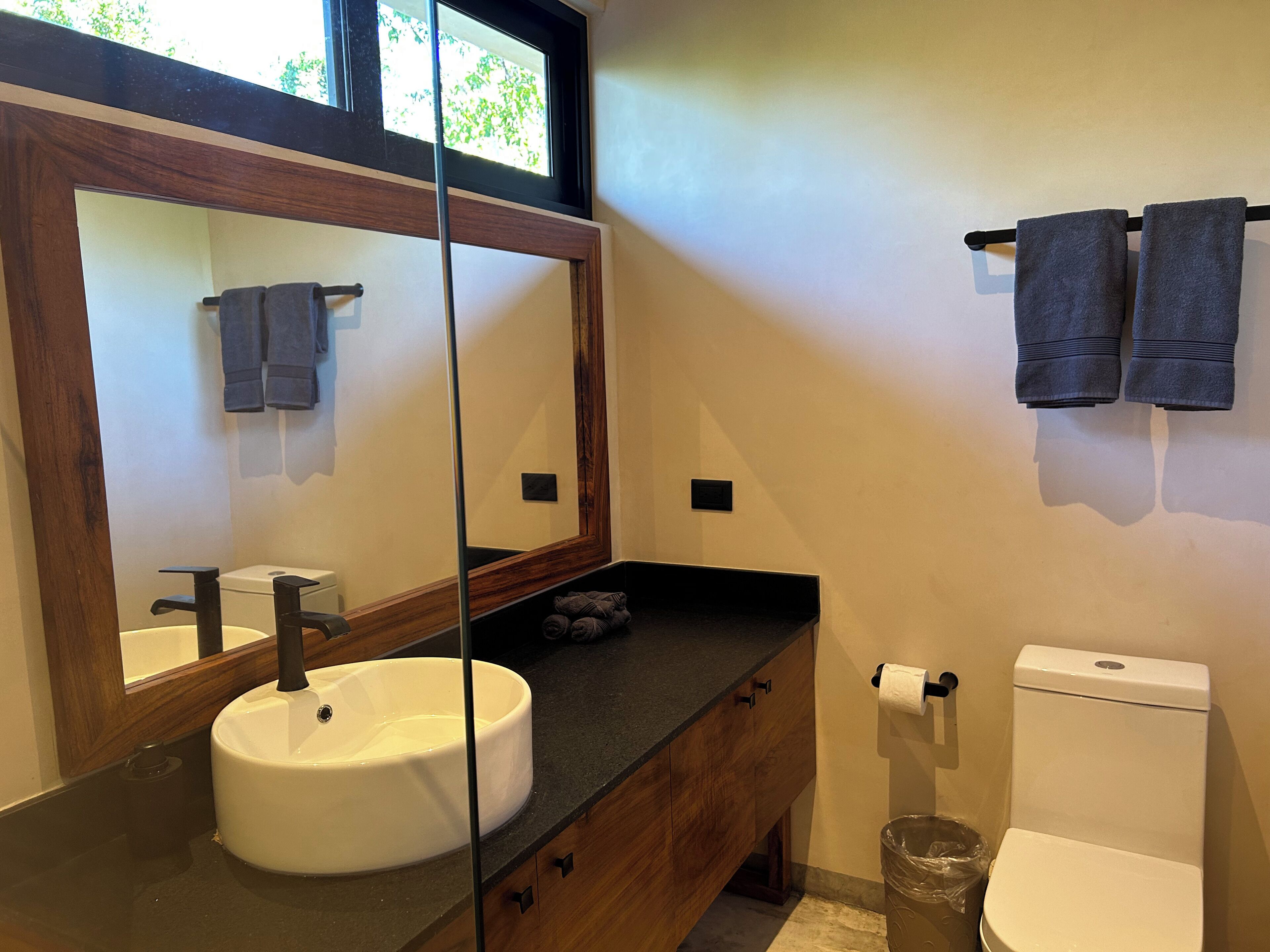 Departamento Confort, balcón, vista al jardín | Baño