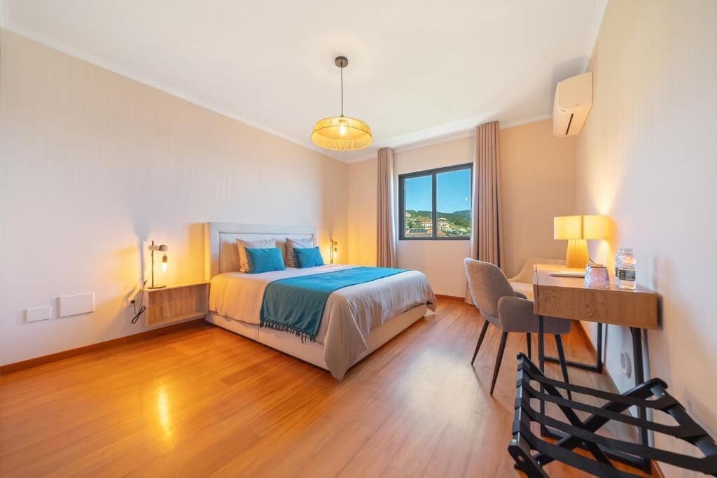 Deluxe Family Suite | Minibar, in-room safe, laptop workspace, free WiFi